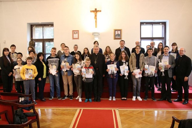 Susret biskupa Mrzljaka s najboljim učenicima Vjeronaučne olimpijade